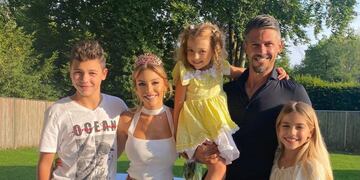 Las tiernas fotos de las hijas de Evangelina Anderson y Martín Demichelis modelando para la marca de ropa de Antonela Rocuzzo