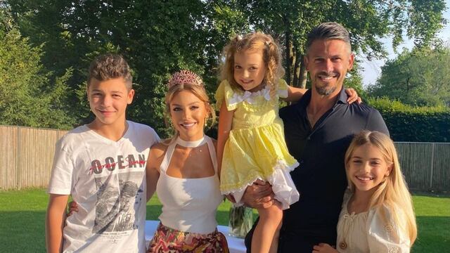 Las tiernas fotos de las hijas de Evangelina Anderson y Martín Demichelis modelando para la marca de ropa de Antonela Rocuzzo