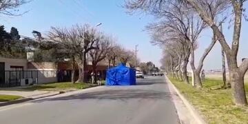 El asesinato fue perpetrado este miércoles al mediodía sobre Los Plátanos al 500. (@somosrosariook)