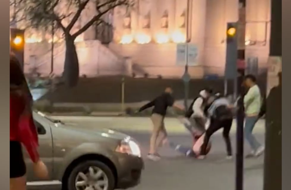 Filmó una brutal pelea entre jóvenes en Nueva Córdoba: “No aprenden más lamentablemente”
