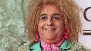 1997. El actor representa a Flora, uno de sus personajes durante la grabación del programa El Palacio de la Risa. (Archivo / La Voz)