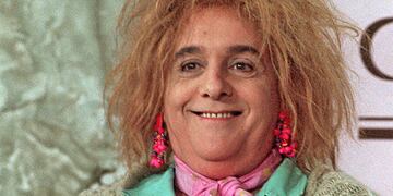 1997. El actor representa a Flora, uno de sus personajes durante la grabación del programa El Palacio de la Risa. (Archivo / La Voz)