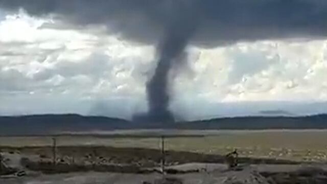 Un impresionante tornado fue captado por varios trabajadores petroleros en una zona de la Payunia en Malargüe esta tarde. Gentileza