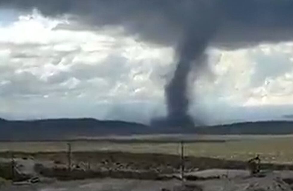 Grabaron un impresionante tornado en zona de la Payunia en Malargüe