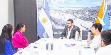 Vuoto se reunió con prefecta del Ecuador para avanzar en una alianza entre la ciudad del “Fin del Mundo” y de la “Mitad del Mundo”