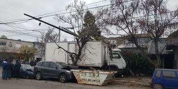 Accidente en Punta Alta: camión terminó su marcha sobre la vereda