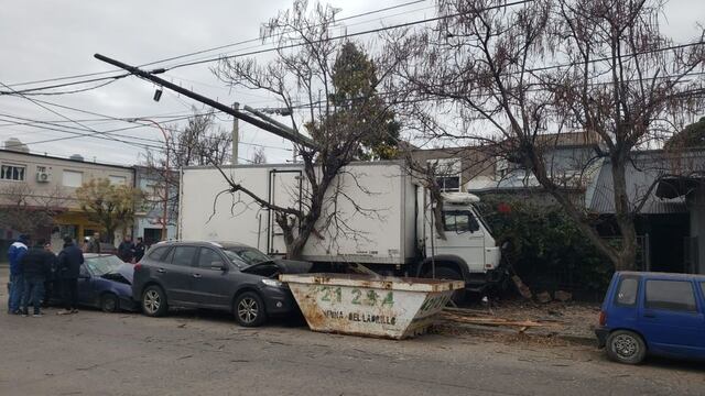 Accidente en Punta Alta: camión terminó su marcha sobre la vereda