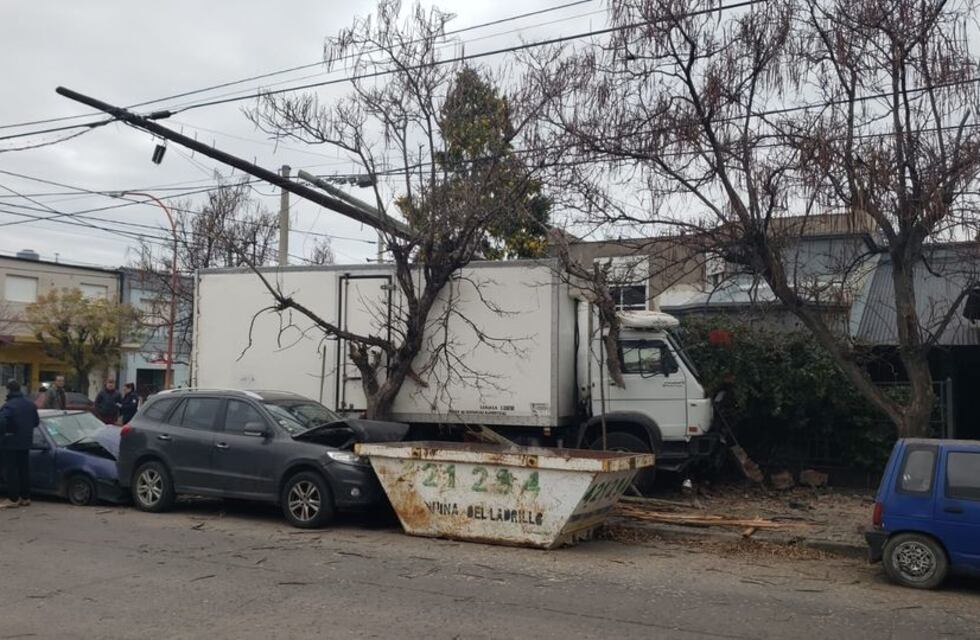 Accidente en Punta Alta: camión terminó su marcha sobre la vereda