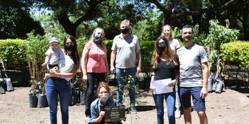 Entregaron placas y árboles frutales del programa "Crecer Juntos" con la participación de 240 familias de Rafaela