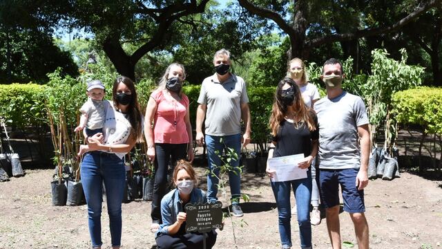 Entregaron placas y árboles frutales del programa "Crecer Juntos" con la participación de 240 familias de Rafaela