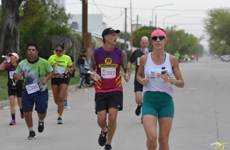 Arroyito tuvo su primera Media Maratón 21k: los ganadores fueron Cecilia Maranetto y Mauro Gallo