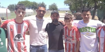 Diego Suárez y su familia junto a Fernando Alarcón de Instituto.