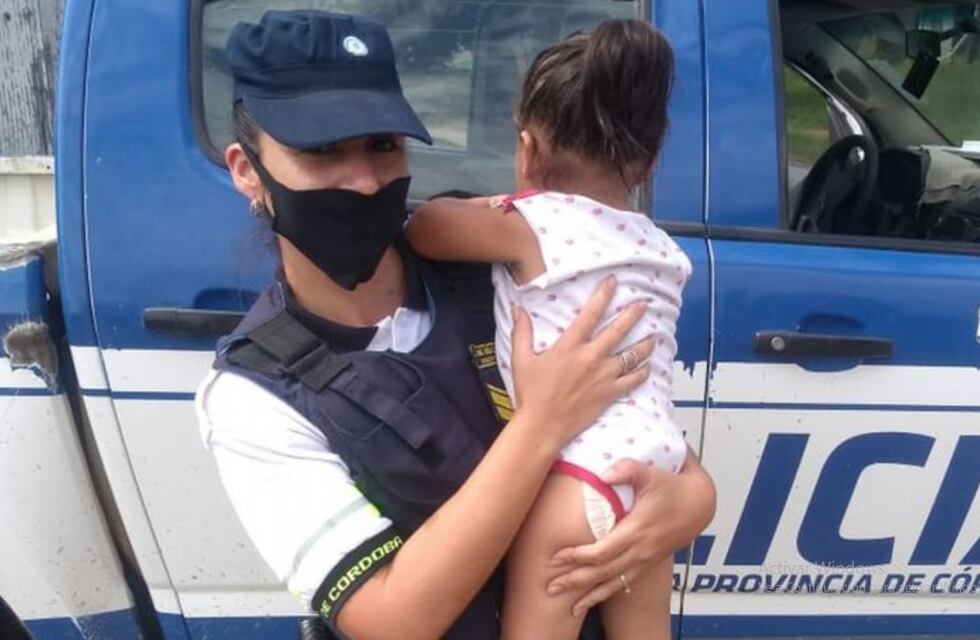 Una policía rescató a una beba de un año que gateaba en el techo de su casa