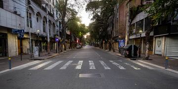 Las calles del centro mendocino se vieron desiertas.