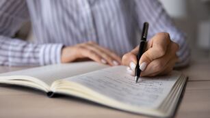 Qué significa escribir en mayúscula, según los expertos.