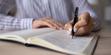 Qué significa escribir en mayúscula, según los expertos.