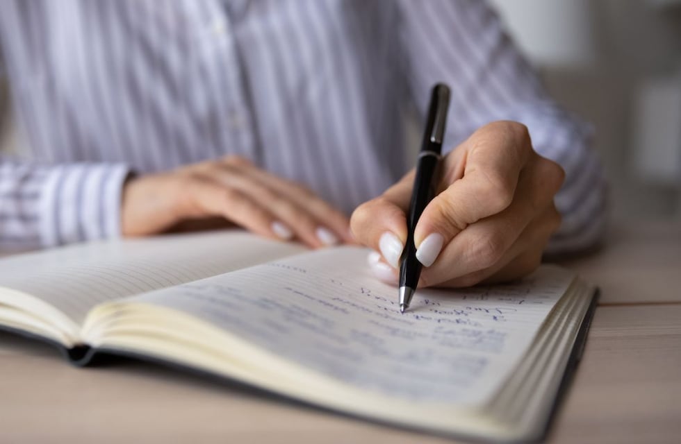 Qué significa escribir en mayúscula, según los expertos