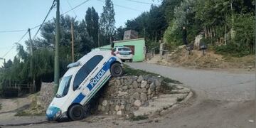 Efectivos dejaron mal estacionado un patrullero y éste cayó por la pendiente de una calle.