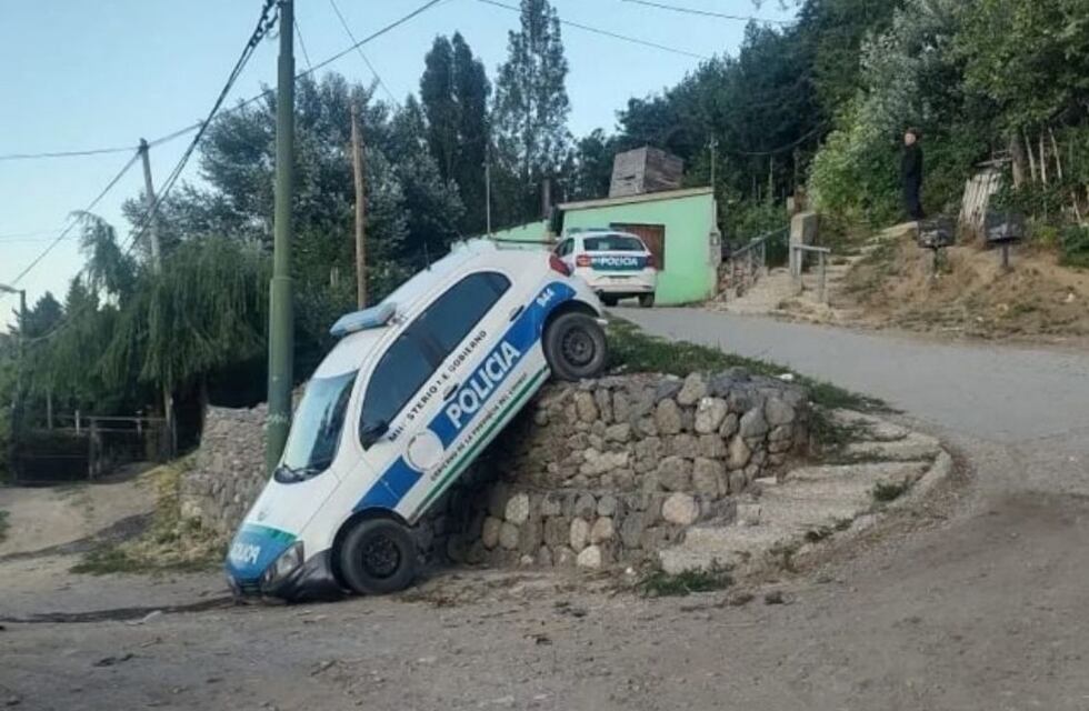 De no creer: policías dejaron el patrullero mal estacionado y cayó por una pendiente