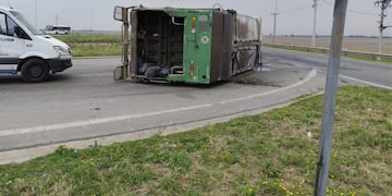 Córdoba: un camión recolector volcó y su conductor resultó herido. (Policía)