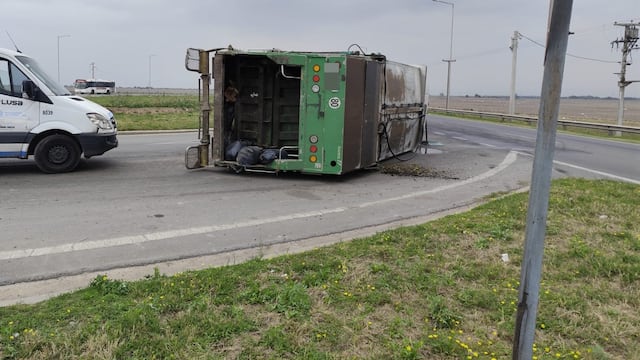 Córdoba: un camión recolector volcó y su conductor resultó herido. (Policía)