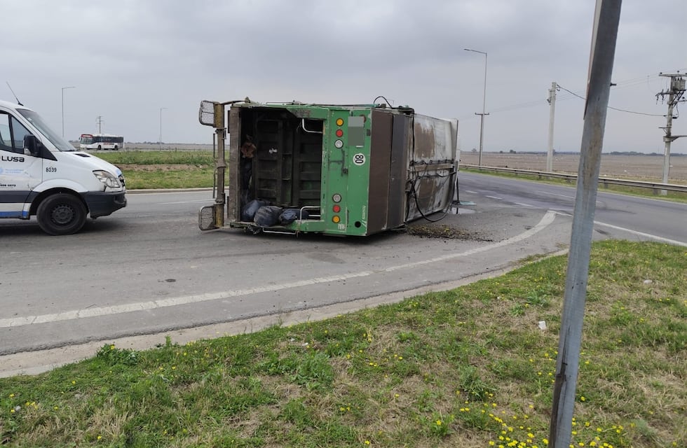 Podría haber sido tragedia: un camión recolector se dio vuelta en Córdoba