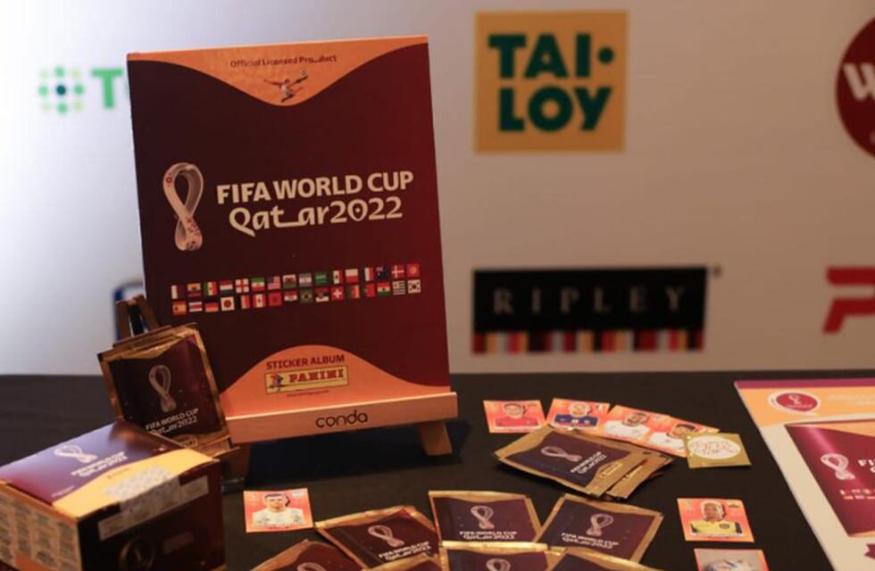 Una vecina de Guaymallén vende un álbum de figuritas para el Mundial low cost