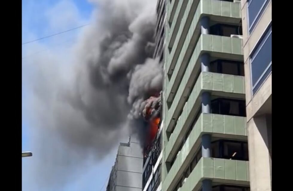Explosión e incendio en un edificio lindero a la Secretaría de Trabajo: hubo una víctima fatal