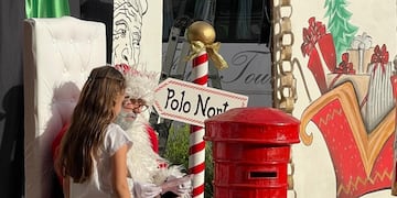 Papá Noel sorprendió a una multitud en la vieja terminal