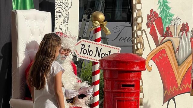Papá Noel sorprendió a una multitud en la vieja terminal