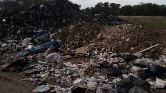 Basural a cielo abierto en Azul