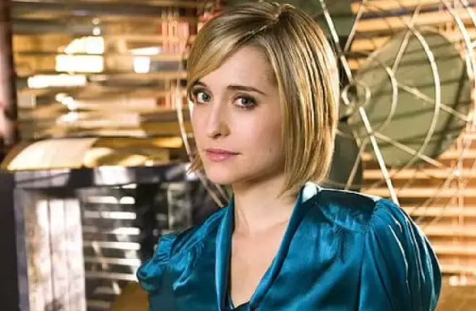 Así luce hoy Allison Mack, la actriz liberada tras cumplir su condena por tráfico sexual