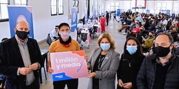 El rafaelino visitó el Predio Ferial Parque de la Independencia en Rosario junto a la ministra de Salud, Sonia Martorano.