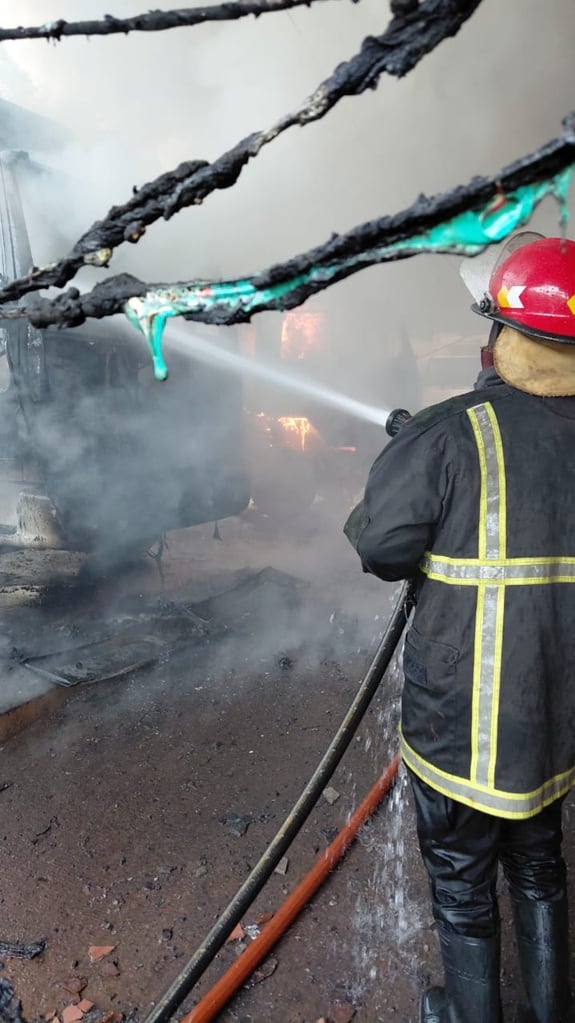 Un cortocircuito causó un incendio de grandes magnitudes en un frigorífico de Posadas,