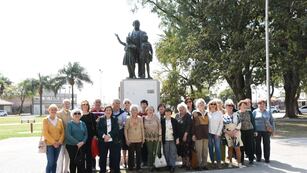 Docentes jubilados reconocieron a Sarmiento en el día del maestro