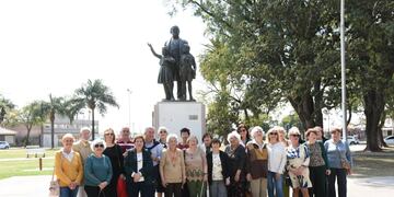 Docentes jubilados reconocieron a Sarmiento en el día del maestro