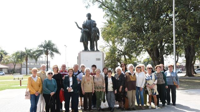 Docentes jubilados reconocieron a Sarmiento en el día del maestro