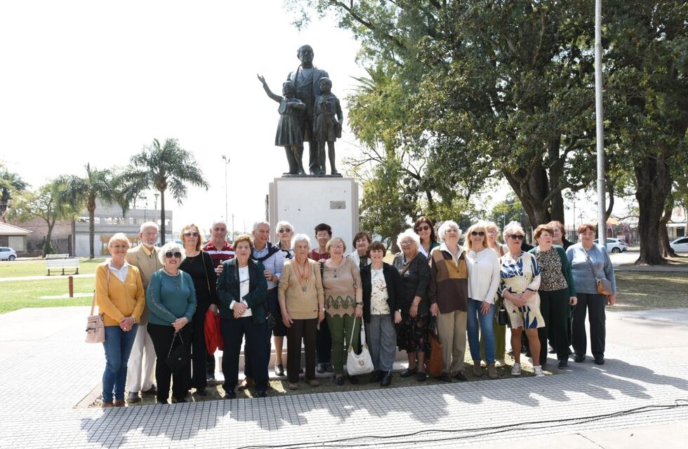 La Perinola: Docentes jubiladas homenajearon a Sarmiento en el Día del Maestro