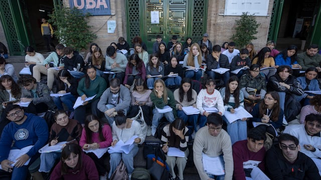 Tras los reclamos en las universidades, se aumentará la partida presupuestaria. (AP Foto/Víctor R. Caivano)