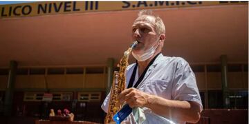 Enfermero toca música clásica y popular en el hospital