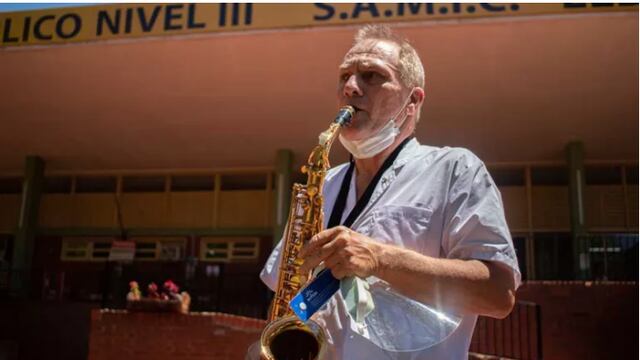 Enfermero toca música clásica y popular en el hospital
