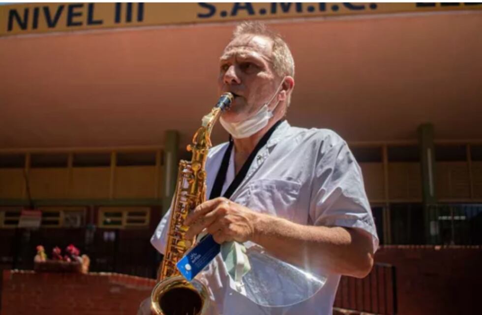 Un enfermero lleva música a los pacientes internados de Eldorado