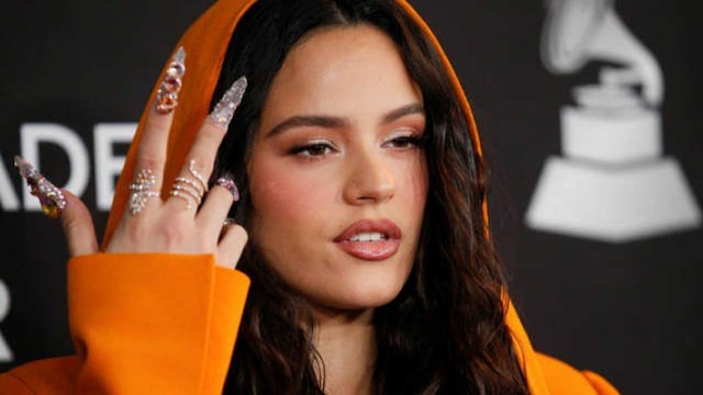 La vez que Rosalía cautivó con una microbikini “cut out” rosa chicle. (Foto: Instagram)