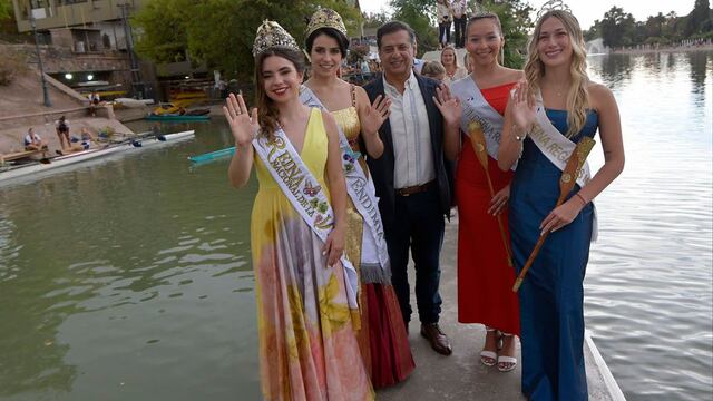 La emblemática Regata Internacional de la Vendimiase disputó en su 77ª edición, que tuvo lugar en la sede central del Lago del Parque General San Martín, en la Ciudad de Mendoza.
Ana Laura Verde, de La Paz,  Reina Nacional de la Vendimia y Gemina Navarro de Tupungato Virreina Nacional.