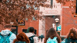 Denuncian a una maestra por robarle el dinero de la mochila a sus alumnas