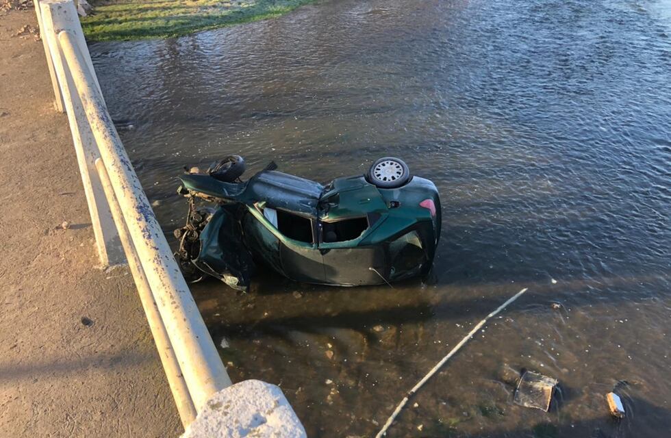Un auto cayó al arroyo frente al Monumento del Quijote