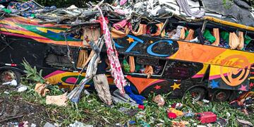 Un autobús de turismo perdió el control en una carretera cerca del municipio de Guaratuba ( EFE/ Juliano Neitzke)