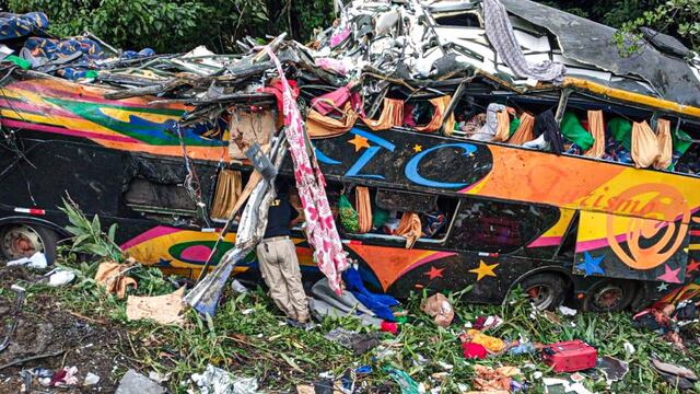 Un autobús de turismo perdió el control en una carretera cerca del municipio de Guaratuba ( EFE/ Juliano Neitzke)