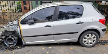 Los investigadores encontraron un Peugeot 307 destruido en Gambartes al 2500.