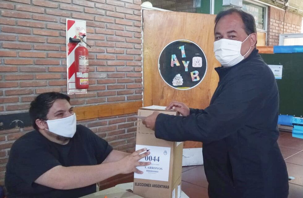 Elecciones 2021 en Tres Arroyos: “Pity” Federico votó en la Escuela Nº 54